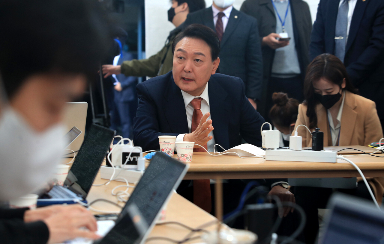 윤석열 대통령 당선인이 24일 오전 서울 종로구 통의동 인수위 앞 천막 기자실을 방문해 질의응답을 하고 있다. [연합]