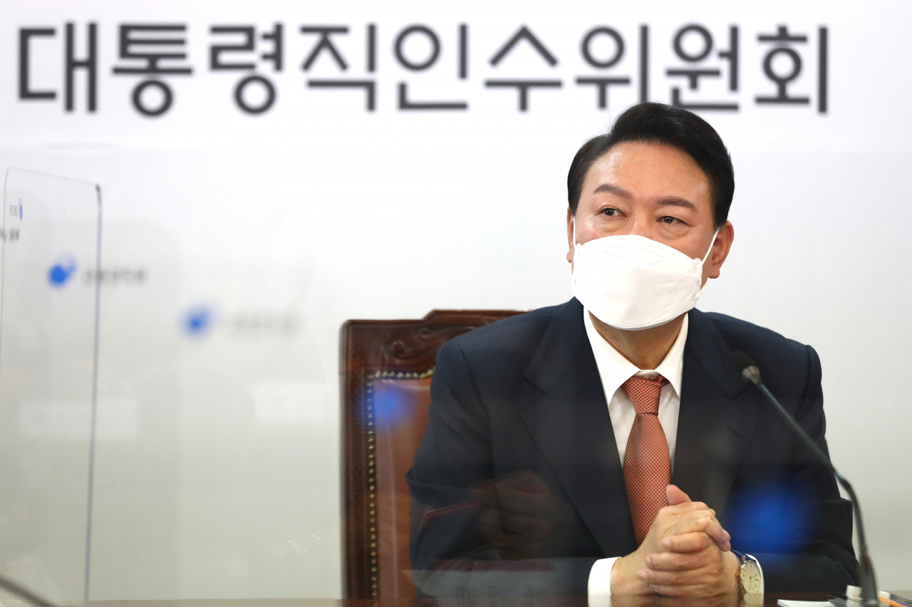 윤석열 대통령 당선인이 24일 서울 종로 통의동 인수위에서 열린 지역균형발전특별위원회 임명장 수여식을 마친 뒤 인사말을 하고 있다. [연합]
