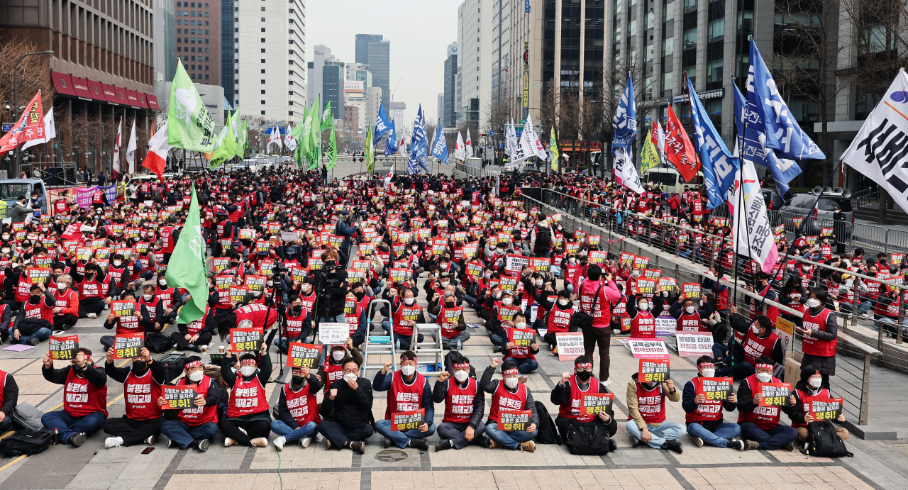 24일 오후 서울 종로구 청계광장에서 ‘차별없는 노동권, 민주노총 투쟁 선포 단위노조 대표자 결의대회’가 열리고 있다. [연합]