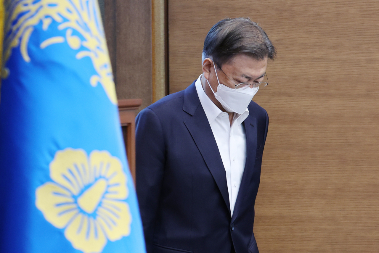 문재인 대통령이 22일 오전 청와대 여민관에서 열린 영상국무회의에 입장하고 있다. [연합]