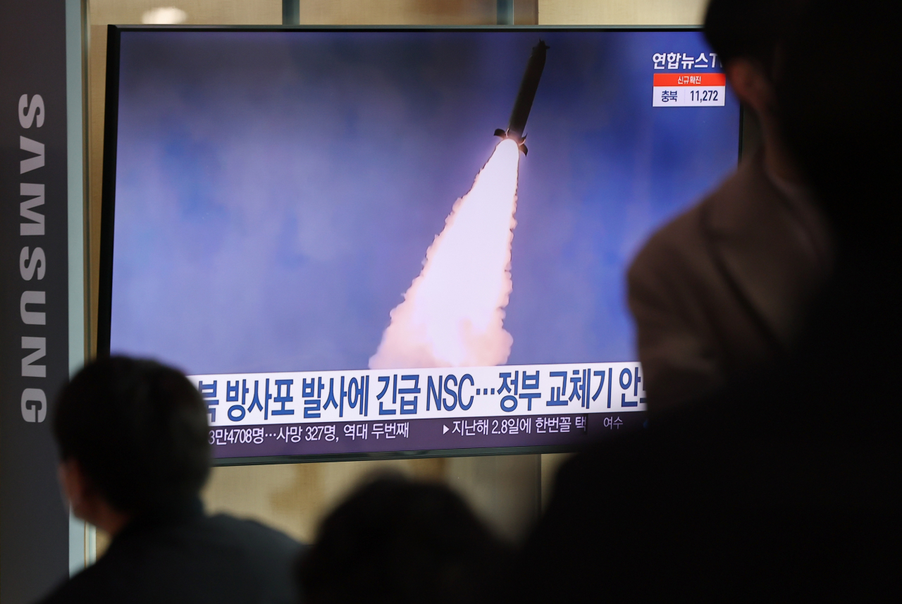 20일 서울역 대합실 TV 화면에 이날 오전 북한의 서해상 방사포 발사 관련 뉴스가 보도되고 있다. 북한군은 이날 오전 7시 20분 전후로 약 1시간에 걸쳐 평안남도의 모처에서 서해상으로 방사포 4발을 발사한 것으로 전해졌다. 정부는 이와 관련해 국가안전보장회의 긴급관계차관회의를 열어 대응책을 논의했다. [연합]