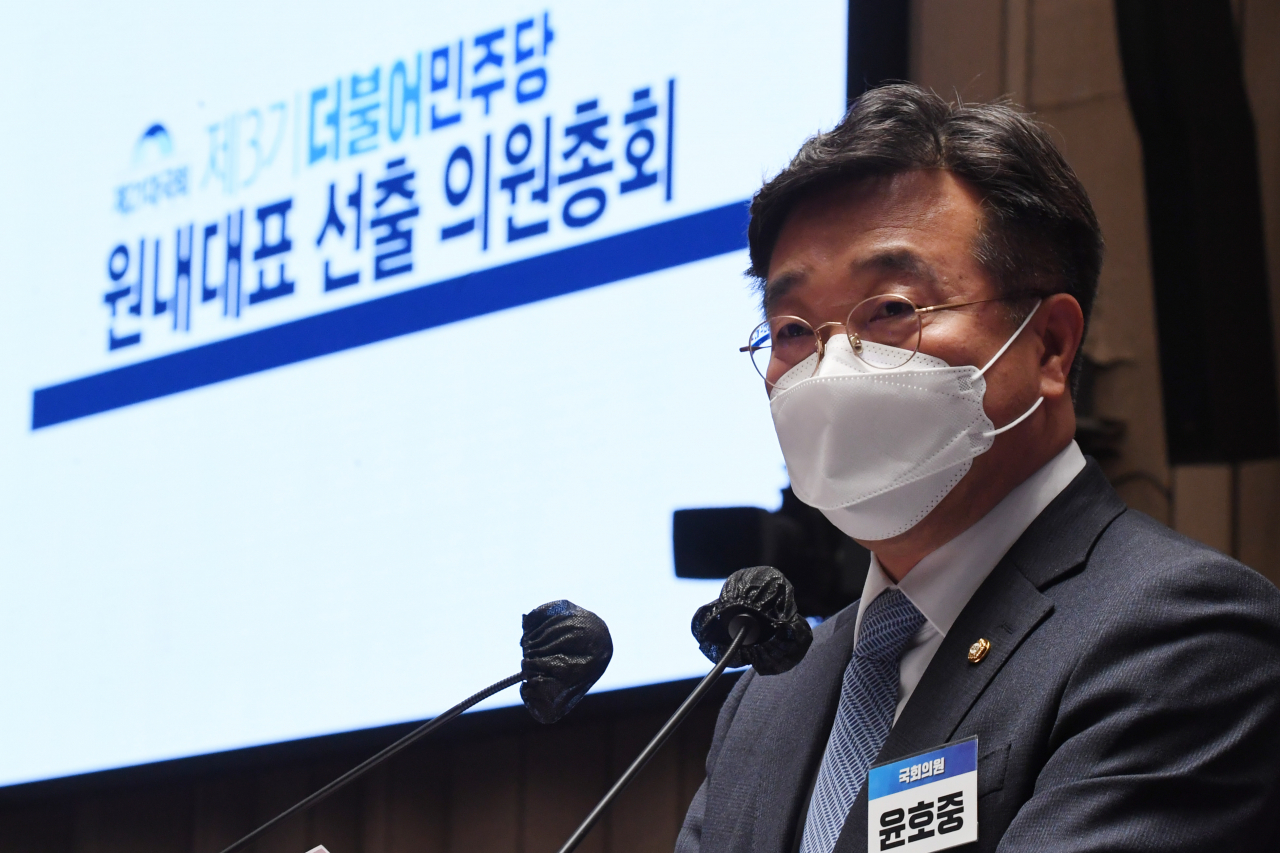 더불어민주당 윤호중 공동비상대책위원장이 24일 오후 서울 여의도 국회에서 열린 민주당 제3기 원내대표 선출을 위한 의원총회에서 인사말을 하고 있다. [연합]