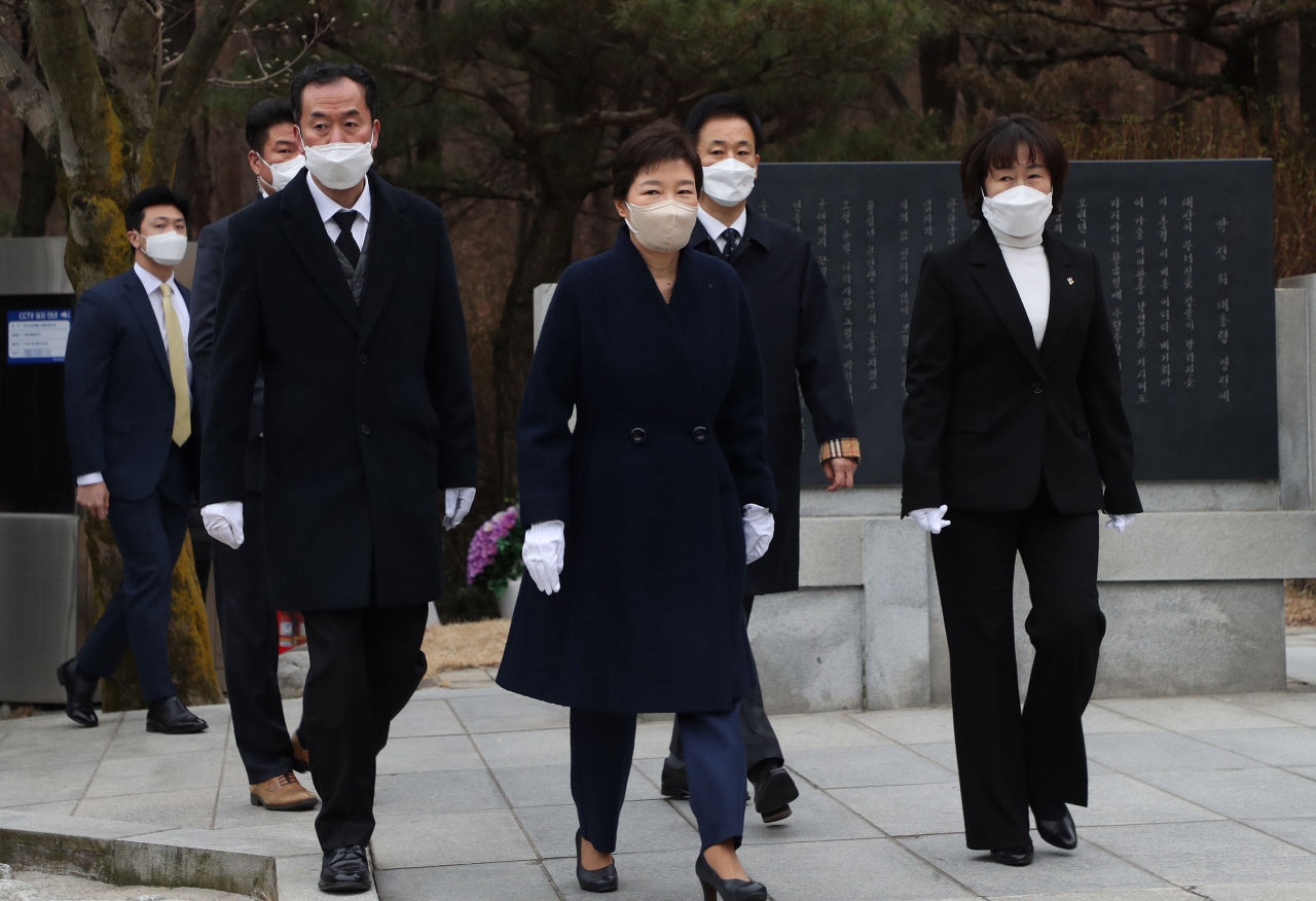 24일 서울삼성병원에서 퇴원한 박근혜 전 대통령이 서울 동작구 국립서울현충원에 안장된 고 박정희, 육영수 대통령 부부 묘역으로 향하고 있다. 이상섭 기자