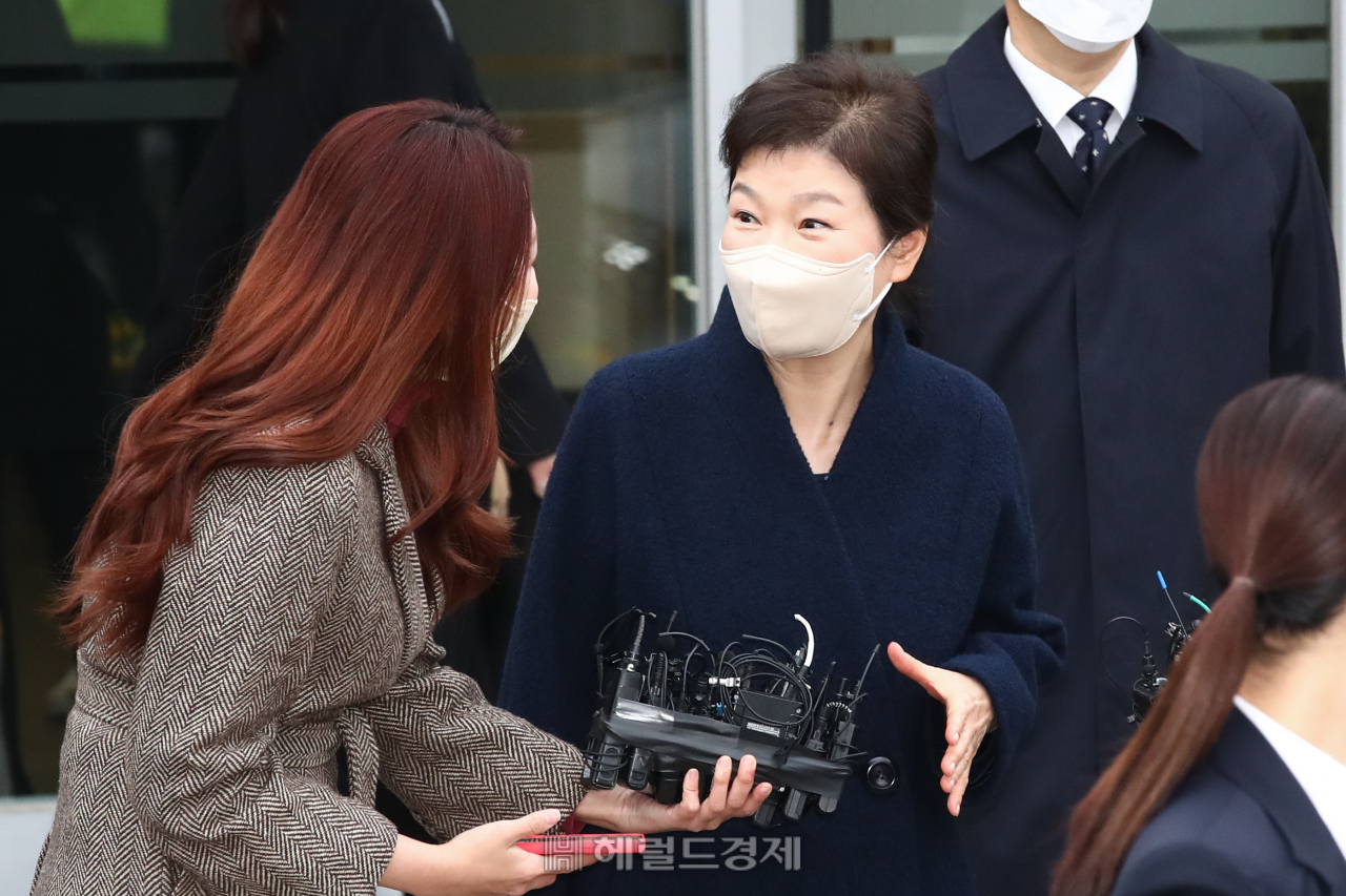 박근혜 전 대통령이 24일 서울 강남구 삼성서울병원에서 퇴원 후 병원을 나서며 취재진의 질문을 받고 있다. [사진=이상섭 기자]