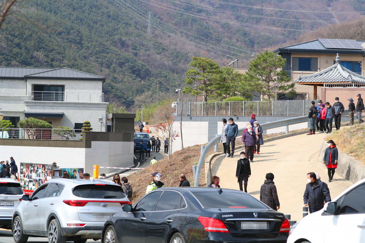 20일 오후 시민들이 대구 달성군 유가읍 쌍계리 박근혜 전 대통령 사저 주변을 구경하고 있다. [연합]