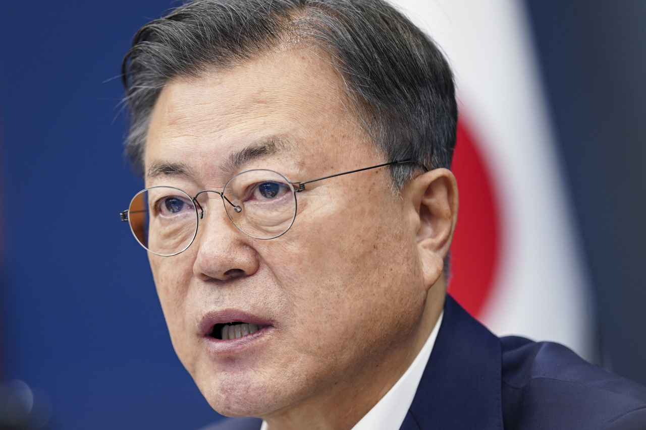 문재인 대통령이 14일 오후 청와대 여민관에서 열린 수석·보좌관회의를 주재하고 있다. 연합뉴스
