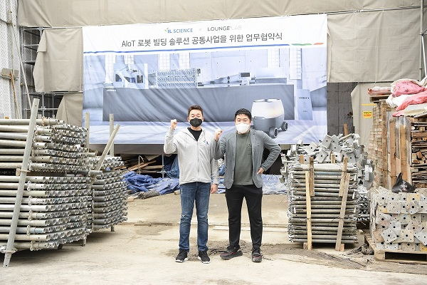 송성근(왼쪽) 아이엘사이언스 대표와 황성재 라운지랩 대표가 현재 건축 중인 아이엘사이언스 신사옥 부지에서 업무협약식을 체결했다. [아이엘사이언스 제공]