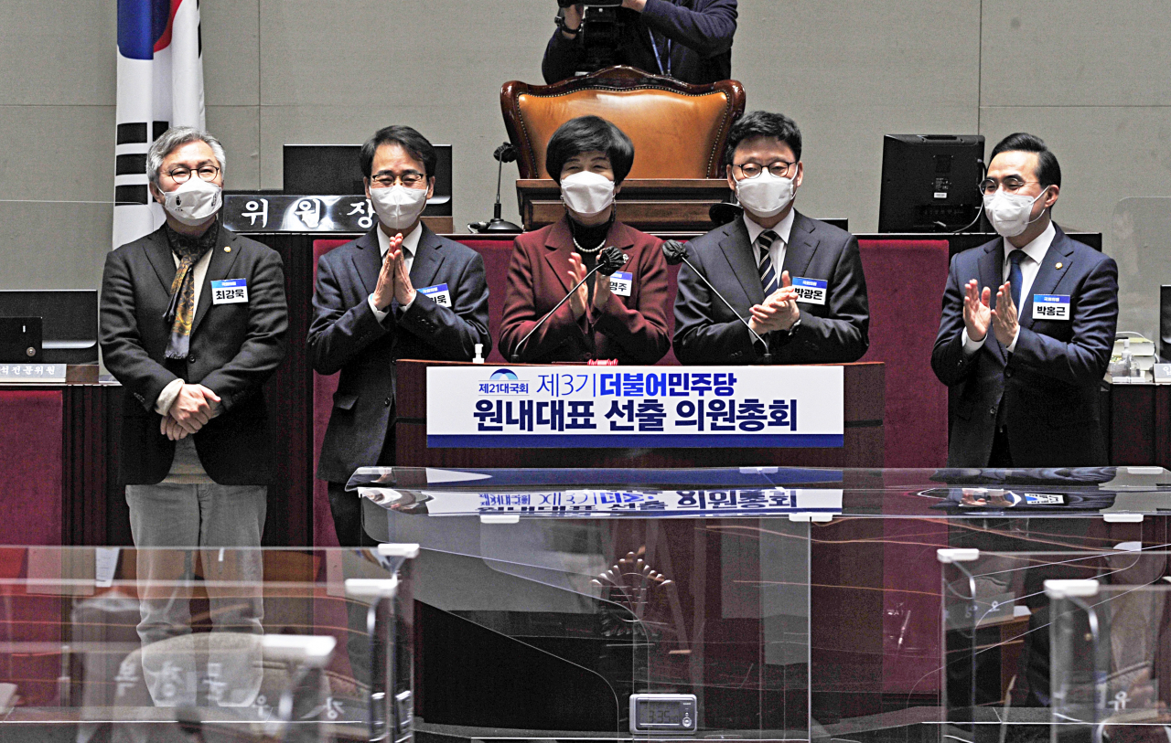 24일 오후 국회에서 열린 더불어민주당 제3기 원내대표 선출을 위한 의원총회에서 김영주 선관위원장이 원내대표 후보들의 정견 발표에 앞서 기념촬영을 하고 있다. 왼쪽부터 최강욱, 이원욱, 김영주, 박광온, 박홍근 의원 [연합]