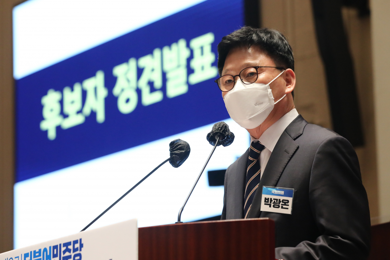 더불어민주당 박광온 신임 원내대표 후보가 24일 오후 서울 여의도 국회에서 열린 제3기 원내대표 선출을 위한 의원총회에서 후보자 정견 발표를 하고 있다. 연합뉴스