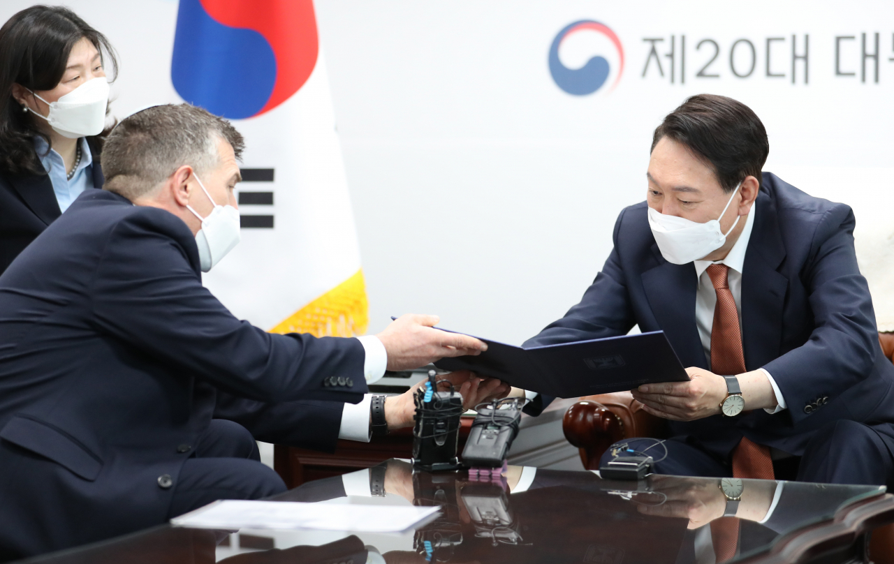 윤석열 당선인이 24일 서울 통의동 당선인 집무실에서 아키바 토르 주한 이스라엘 대사를 접견하고 있다. [연합]