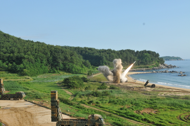 합참은 24일 북한의 ICBM 발사에 대응해 지대지미사일 현무-II 등 합동 미사일 사격을 실시했다고 밝혔다. 한미가 지난 2017년 7월 북한의 ICBM급 화성-14형 시험발사에 대응해 동해안 일대에서 실시한 현무-II와 에이태큼스 동시 발사 장면. 자료사진. [헤럴드DB]