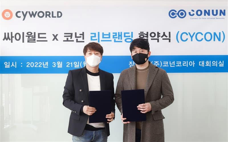 이달 21일 표세진 코넌 회장(왼쪽)과 김태훈 싸이월드제트 대표가 싸이콘 리브랜딩 협약식에서 기념촬영하고 있다. [코넌코리아 제공]