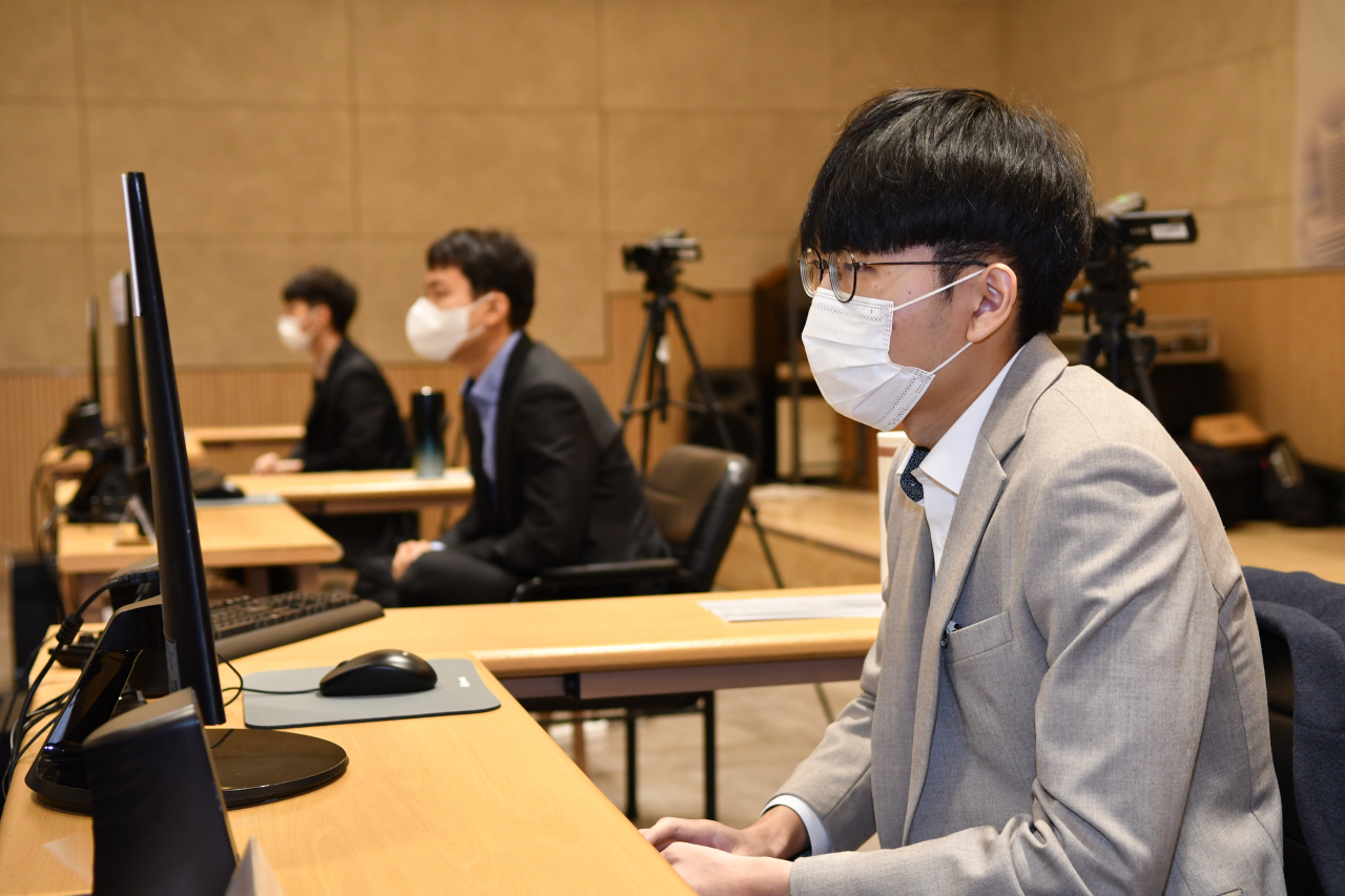 신진서(오른쪽)와 박정환(가운데) 등 한국선수들이 24일 춘란배 16강전을 치르는 모습.[한국기원 제공]