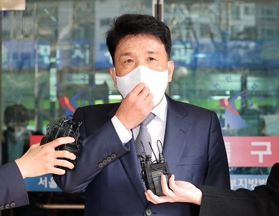 하나은행 신입사원 채용에 영향력을 행사해 특정 지원자가 합격하도록 한 혐의로 4년 가까이 재판을 받아온 함영주 하나금융그룹 부회장(전 하나은행장)이 11일 오후 1심에서 무죄를 선고받고 서울서부지법을 나서며 취재진의 질문을 받고 있다. [연합]