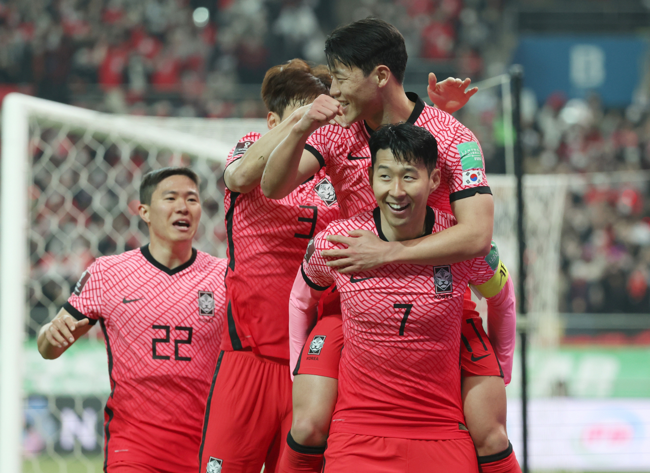 24일 서울 마포구 서울월드컵경기장에서 열린 국제축구연맹(FIFA) 2022 카타르 월드컵 아시아 지역 최종예선 A조 9차전 대한민국과 이란의 경기. 한국 손흥민이 선취골을 터트린 뒤 환호하고 있다. [연합]