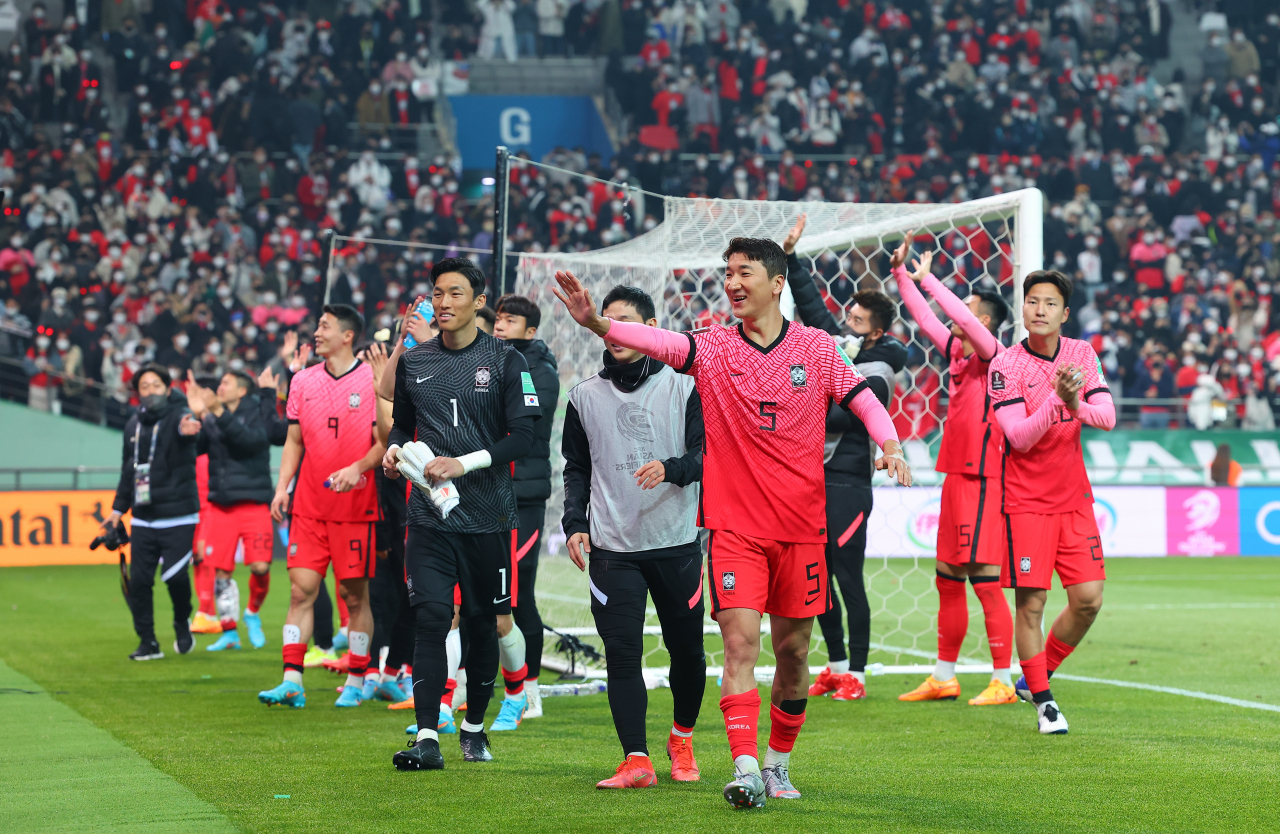 24일 서울 마포구 서울월드컵경기장에서 열린 국제축구연맹(FIFA) 2022 카타르 월드컵 아시아 지역 최종예선 A조 9차전 이란과의 홈 경기에서 2대0으로 승리를 거두며 조1위로 올라선 대한민국 축구팀 선수들이 경기장을 찾은 팬들을 향해 인사하고 있다. [연합]