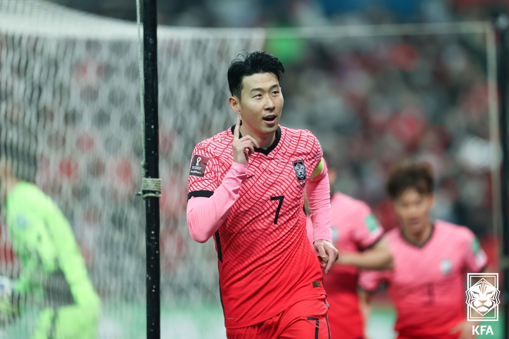 한국의 주장 손흥민이 선제골을 터뜨린 뒤 기뻐하고 있다. [대한축구협회 제공]