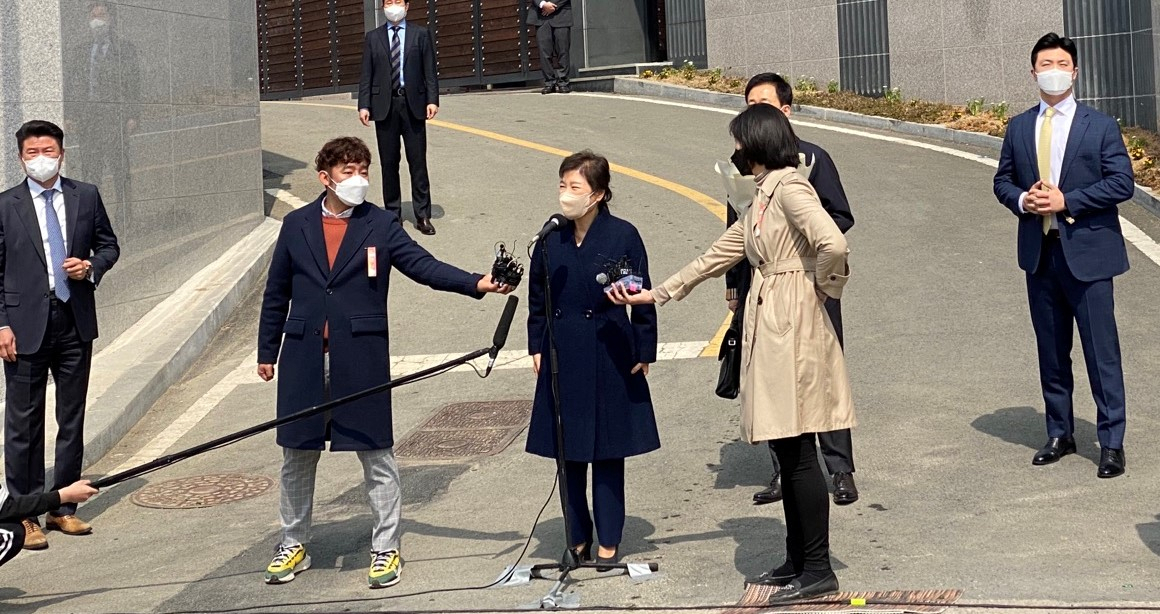 박근혜 전 대통령이 24일 대구 달성군 쌍계리 사저 앞에서 국민들에게 감사의 인사말을 전하고 있다.[사진=김병진기자]