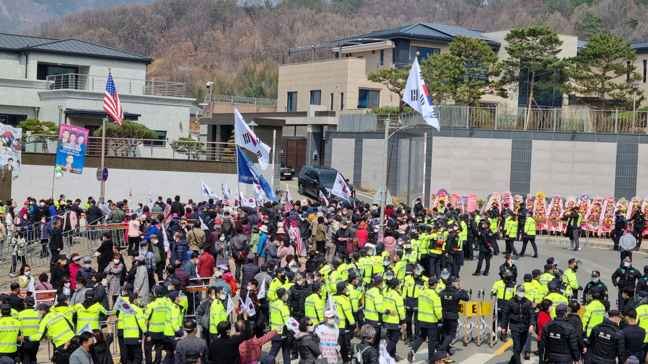 박근혜 전 대통령을 반갑게 맞이하는 사저 앞 환영 인파 모습.[사진=김병진기자]