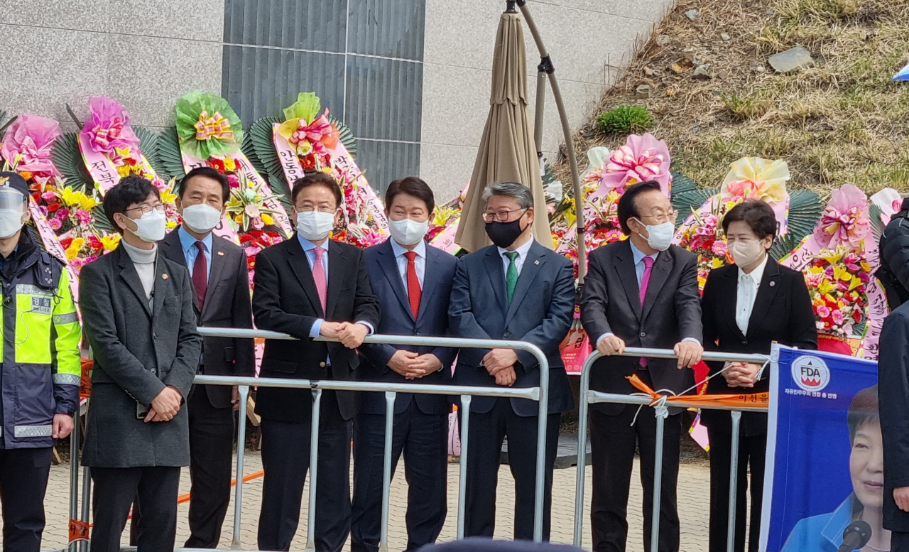 강은희 대구시교육감(오른쪽부터), 김관용 전 경북지사, 조원진 우리공화당 대표, 권영진 대구시장, 이철우 경북지사, 김문오 달성군수.[사진=김병진 기자]