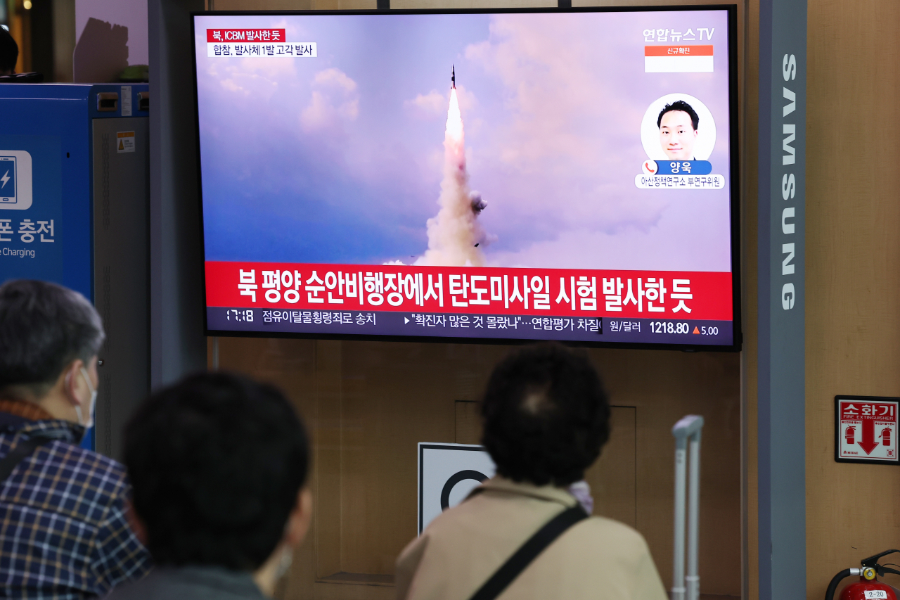 24일 오후 서울역 대합실 TV 화면에 북한이 이날 동해상으로 대륙간탄도미사일(ICBM)로 추정되는 장거리 탄도미사일 1발을 발사한 것과 관련한 뉴스가 나오고 있다. [연합]
