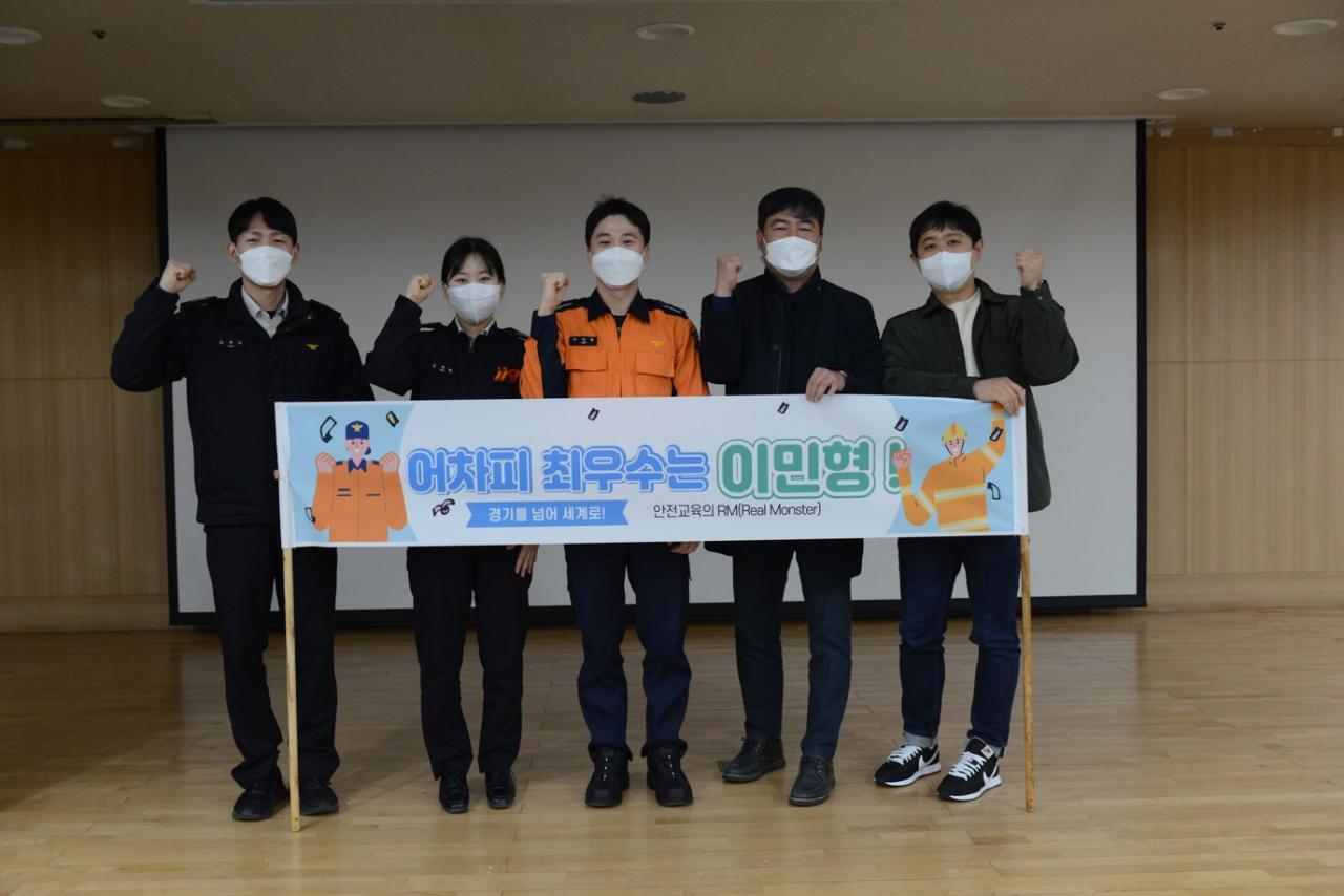 최우수상을 받은 김포소방서이민형소방교와 직원들