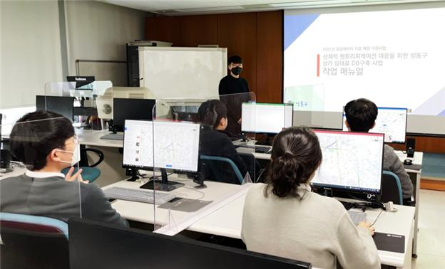 상가 임대료 빅데이터 서비스 구축을 위해 설문조사를 진행하고 있는 청년 인턴. [성동구 제공]
