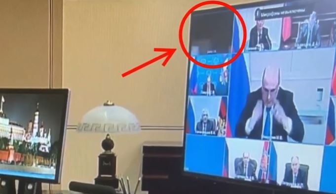 우크라이나 침공을 주도한 것으로 알려진 세르게이 쇼이구 러시아 국방장관이 2주 가까이 행방이 묘연한 가운데 24일(현지시간) 블라디미르 푸틴 대통령이 주재한 국가안보회의에 참석했다고 러시아 언론 등이 이날 보도했다. 그러나 등장 자체가 석연치 않다. 러시아 야권 지도자 알렉세이 나발니의 측근인 류보프 소볼이 트위터에 공유한 이날 회의 방송화면 사진을 보면 빨간색 동그라미 안에 쇼이구 장관이 보여야 한다. 그러나 화면이 시커멓게 가려지거나 초점이 맞지 않았다. CNN은 쇼이구 장관이 보고하는 장면도 방송에 나오지 않았다고 했다. 미 국방부는 자국 군 수뇌부가 쇼이구 장관 등 러시아 군 수뇌부와 전화통화도 안 되는 상황이라고 밝혔다. [류보프 소볼 트위터]