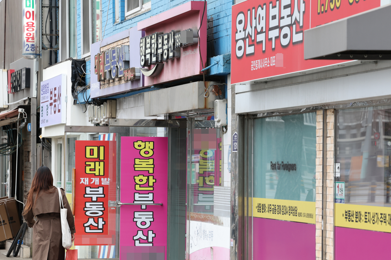 청와대 이전 후보지로 유력하게 검토되고 있는 용산 국방부 청사가 최종 확정될 경우 용산 지역의 정비사업, 공원 조성 계획 등이 영향을 받을 전망이다. 서울 용산 국방부 인근의 공인중개업소. [연합]
