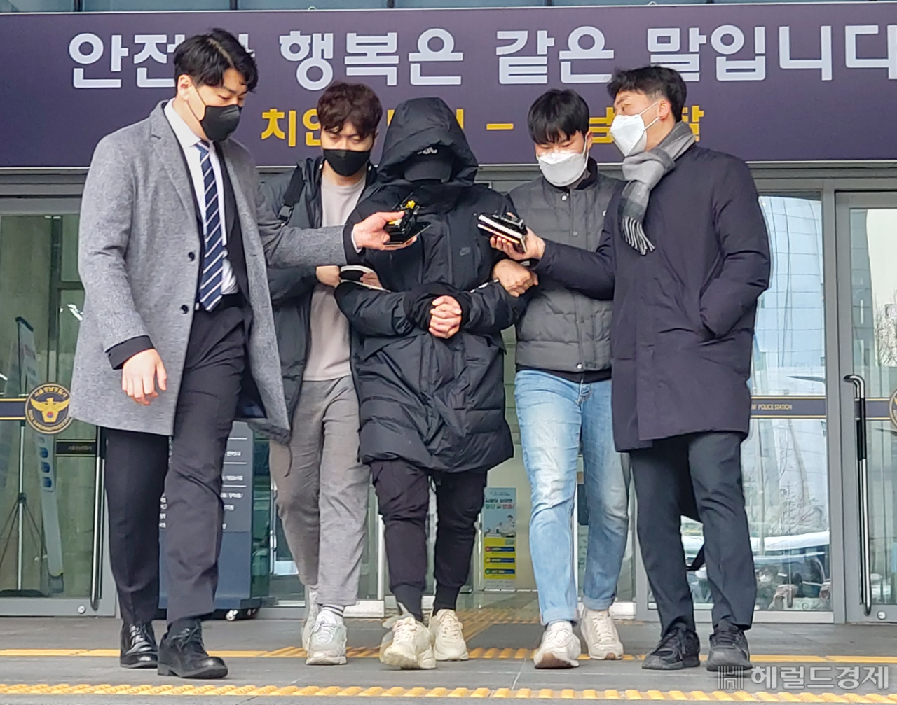 서울 강남구 아파트단지를 중심으로 빈집털이를 한 40대 김모 씨가 25일 오전 검찰로 호송되기 위해 서울 강남경찰서를 나서고 있다. 김희량 기자