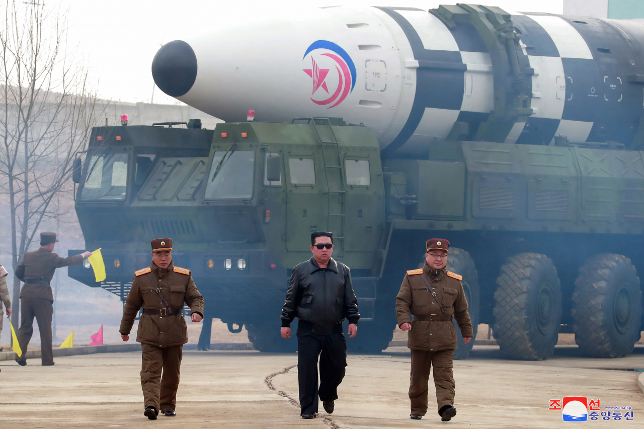 북한이 전날 김정은 국무위원장의 지도 아래 신형 대륙간탄도미사일(ICBM) ‘화성-17형’ 시험발사를 단행했다고 25일 조선중앙통신이 보도했다. 김 위원장은 신형 ICBM 시험발사를 단행할 데 대한 친필 명령서를 하달하고 시험발사 현장을 직접 찾아 ICBM 화성-17형 시험발사 전 과정을 직접 지도했다. [연합]