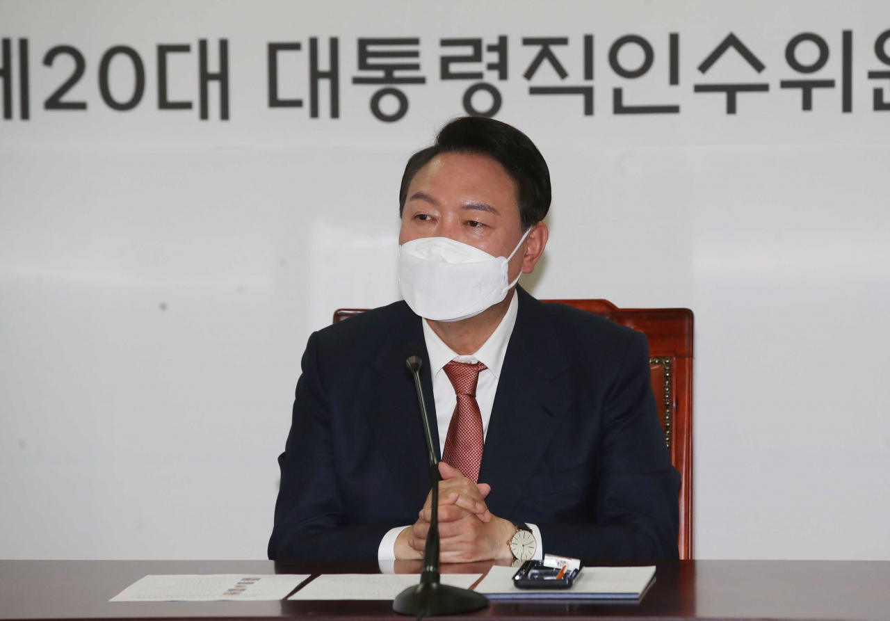 윤석열 대통령 당선인이 24일 서울 종로 통의동 인수위에서 열린 지역균형발전특별위원회 임명장 수여식을 마친 뒤 인사말을 하고 있다. 이상섭 기자