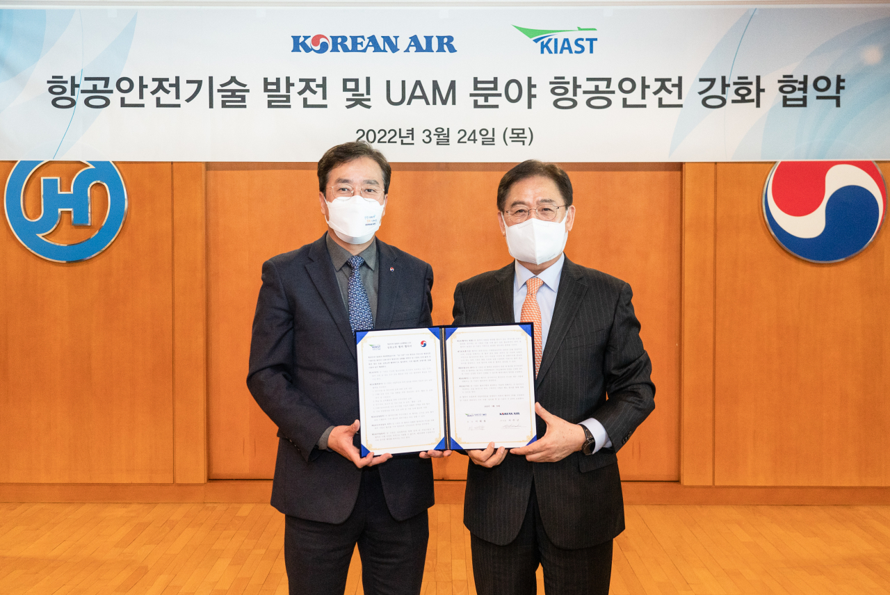 대한항공과 항공안전기술원은 3월 24일 오후 서울시 강서구 대한항공 본사에서 우리나라 항공 안전기술 발전을 위한 업무협약(MOU)을 체결했다. 사진은 이수근 대한항공 안전보건 총괄 겸 오퍼레이션부문 부사장(왼쪽)과 이대성 항공안전기술원 원장(오른쪽)이 기념사진을 촬영하고 있는 모습. [대한항공 제공]
