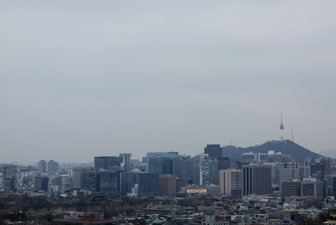 지난 23일 구름에 뒤덮인 서울 시내가 흐리다. [연합]