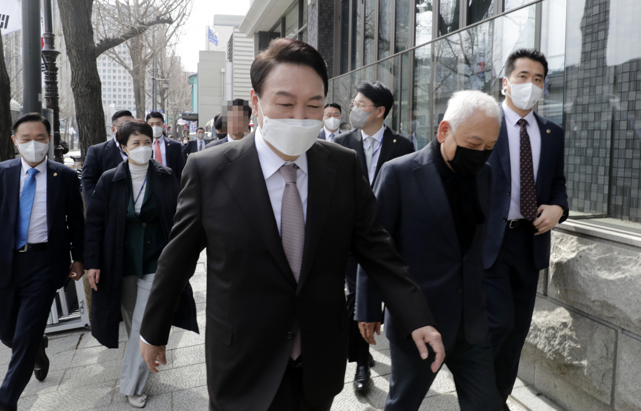 윤석열 대통령 당선인이 지난 17일 오후 점심 식사를 위해 김한길 국민통합위원장, 장제원 당선인 비서실장, 김은혜 대변인 등과 함께 통의동 집무실에서 식당으로 이동하고 있다. 박해묵 기자