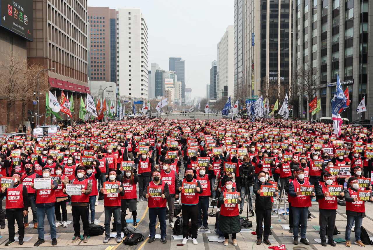 지난 24일 오후 서울 종로구 청계광장에서 ‘차별없는 노동권, 민주노총 투쟁 선포 단위노조 대표자 결의대회’가 열리고 있다. [연합]
