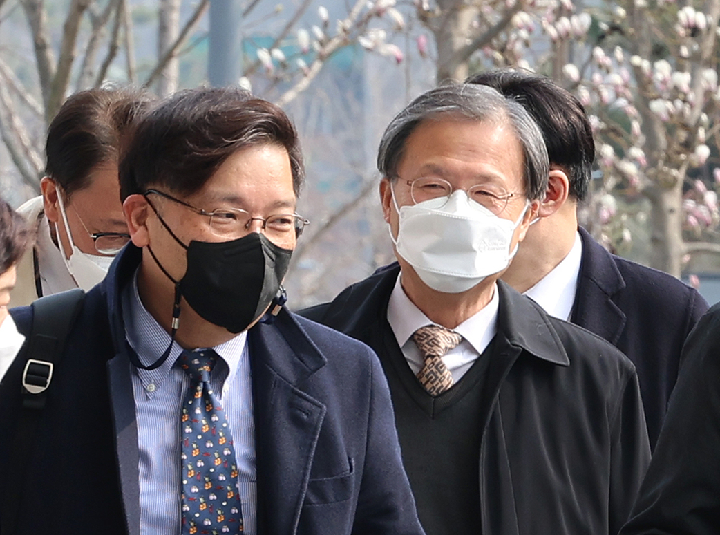 대통령직인수위원회 박익수(법무법인 김앤장 변호사, 오른쪽), 권남훈(건국대 경제학과 교수, 왼쪽) 전문위원이 지난 24일 오전 세종시 정부세종컨벤션센터에서 열린 공정거래위원회 업무보고에 참석하기 위해 이동하고 있다. [연합]