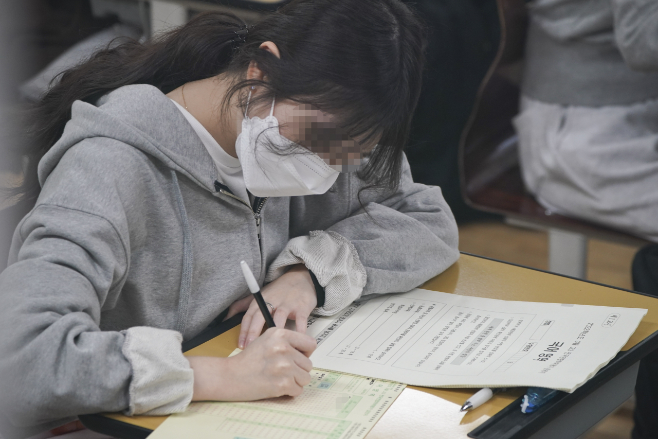 지난 24일 3월 전국연합학력평가가 전국적으로 실시된 가운데 서울 영등포구 여의도여고에서 한 학생이 시험을 치르고 있다. 이날 전국에서 동시에 실시된 고등학교 전국연합학력평가의 재택 응시 시스템이 시험 시작과 동시에 폭증한 접속량을 감당하지 못하며 마비돼 시험이 차질을 빚었다. [사진공동취재단]