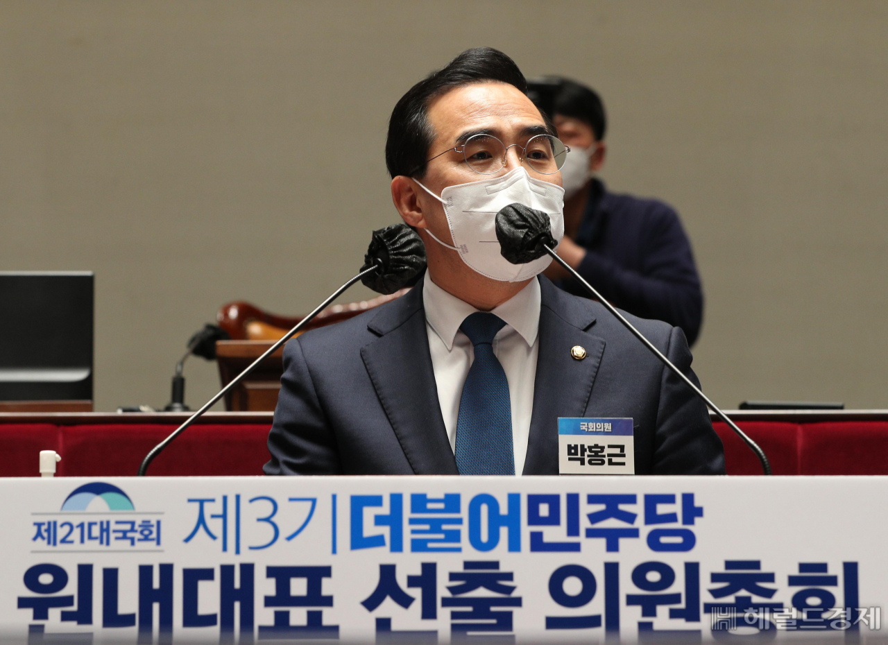 더불어민주당 새 원내대표에 선출된 박홍근 의원이 24일 오후 국회에서 당선 소감을 말하고 있다. 이상섭 기자