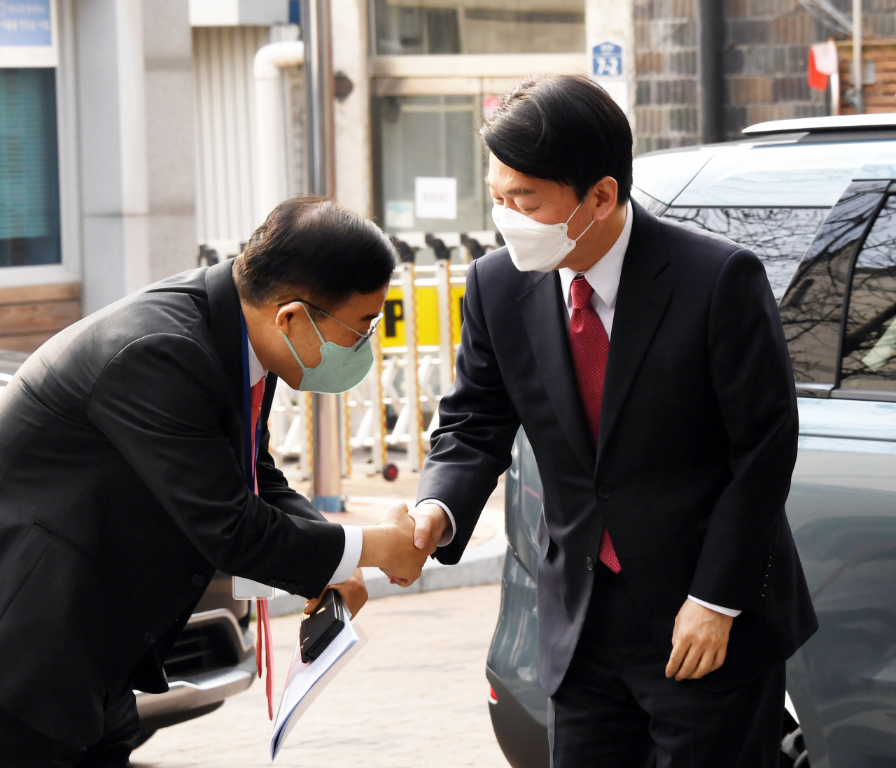 안철수 대통령직인수위원장이 25일 오전 서울 종로구 통의동 인수위 집무실 출근길에 박성중 인수위 과학기술교육분과 간사와 악수하고 있다. [인수위사진기자단]