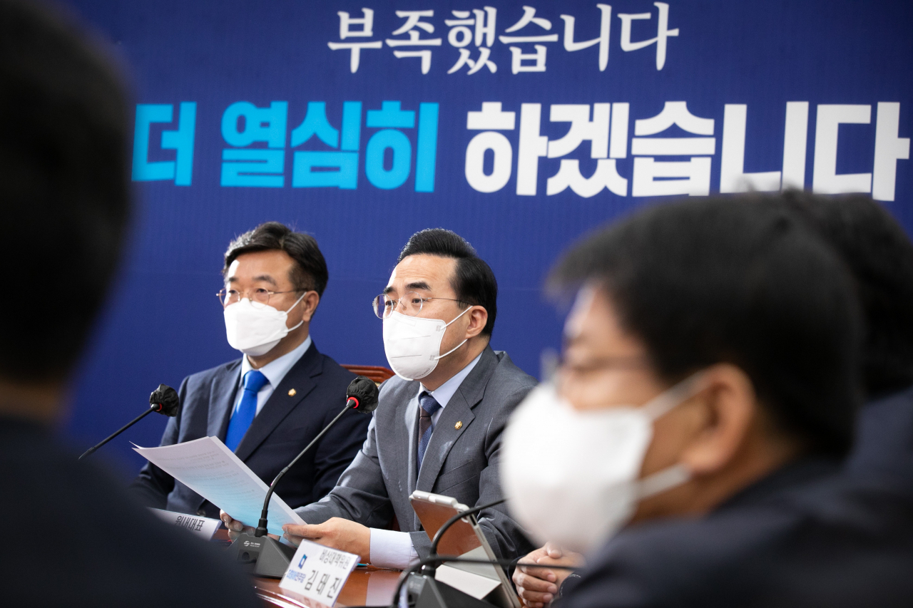 박홍근 더불어민주당 신임 원내대표가 25일 오전 서울 여의도 국회에서 열린 비상대책위원회의에서 발언하고 있다. 사진 왼쪽은 윤호중 비상대책위원장 [연합]