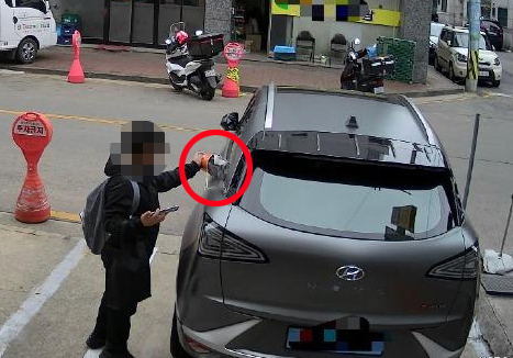 한 초등학생이 주차된 차량에 먹다 남은 라면 국물을 들이붓는 모습. [온라인 커뮤니티 캡처]