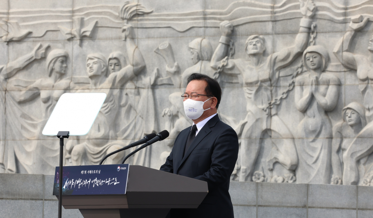 김부겸 국무총리가 25일 오전 국립대전현충원에서 열린 제7회 서해수호의 날 기념식에서 기념사하고 있다. [연합]
