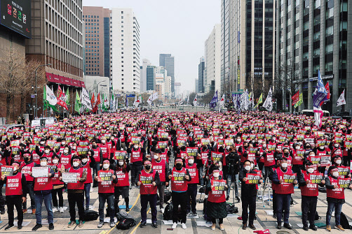 지난 24일 오후 서울 종로구 청계광장에서 ‘차별없는 노동권, 민주노총 투쟁 선포 단위노조 대표자 결의대회’가 열리고 있다. [연합]