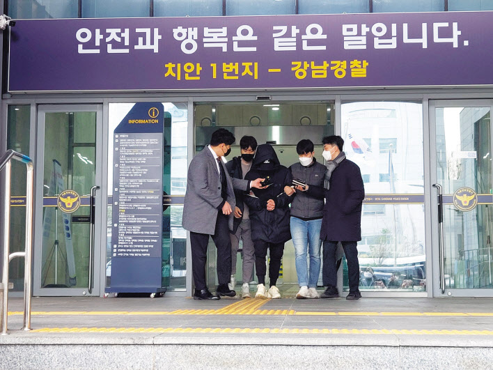 서울 강남구 아파트단지를 중심으로 빈집털이를 한 40대 김모 씨가 25일 오전 검찰로 호송되기 위해 서울 강남경찰서를 나서고 있다. 김씨는 현금 약 4000만원, 1억8000만원 상당의 명품과 귀금속 등 총 2억2000만원치 금품을 훔친 혐의를 받는다. 김희량 기자