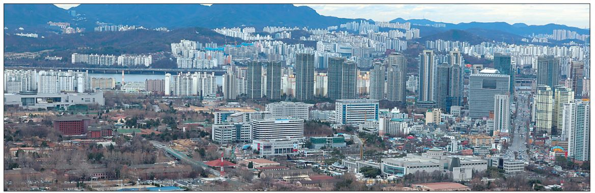 대통령 집무실의 용산 이전이 추진되면서 인근 부동산 시장에 미칠 파장이 주목된다. 일대 개발 사업이 탄력을 받을 것이란 전망과 보안과 경호를 위한 규제가 불가피할 것이라는 견해가 맞선다. 사진은 서울 남산에서 바라본 국방부 일대 모습. [연합]