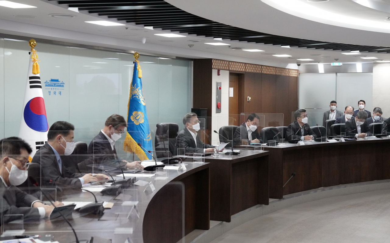 문재인 대통령이 24일 오후 청와대 국가위기관리센터에서 열린 북한의 대륙간탄도미사일 발사 관련 긴급 국가안전보장회의(NSC) 에서 발언 하고 있다. [연합]