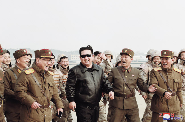 북한이 대륙간탄도미사일 발사로 모라토리엄(핵실험 및 ICBM 발사 유예)을 파기하면서 문재인 정부에서 5년간 추진됐던 ‘한반도 평화프로세스’는 사실상 좌초됐다. 이제 한반도의 새로운 운명의 키는 윤석열 대통령 당선인과 김정은 북한 국무위원장 손으로 넘어가게 됐다. 사진은 25일 오전 서울 종로구 통의동 인수위 집무실로 출근하고 있는 윤 당선인(위 사진)과 이날 북한 조선중앙통신이 보도한 김 위원장의 ICBM 화성-17형 시험발사 지도 모습. 이상섭 기자·[연합]