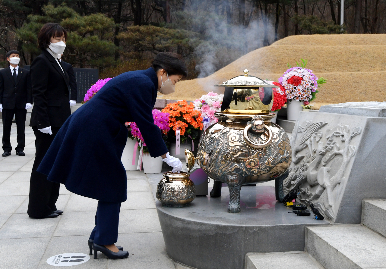 박근혜 전 대통령이 24일 오전 서울 동작구 국립서울현충원을 찾아 고 박정희 전 대통령 내외 묘역에 참배하고 있다. [연합]