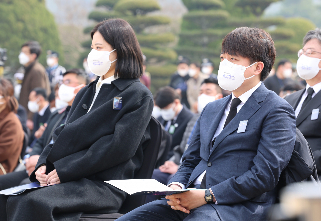 25일 오전 국립대전현충원에서 열린 제7회 서해수호의 날 기념식에 국민의힘 이준석 대표(오른쪽)와 더불어민주당 박지현 비상대책위원장이 참석해 있다. [연합]